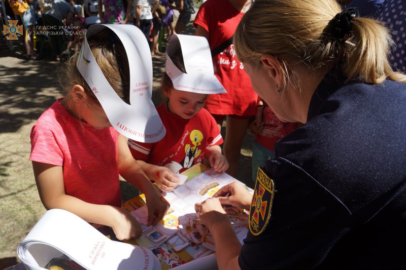 У Запоріжжі для дітей переселенців волонтери та рятувальники влаштували інтерактивне свято