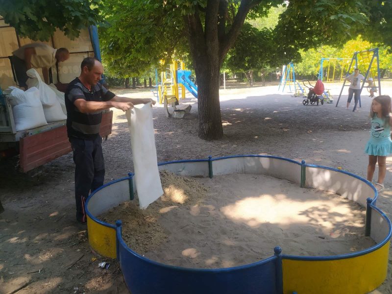 На дитячі майданчики у Вознесенівському районі завезли новий пісок