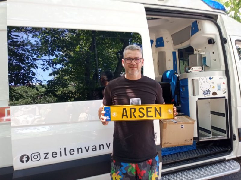 Арсен Мірзоян особисто пригнав з Нідерландів дитячу швидку допомогу 