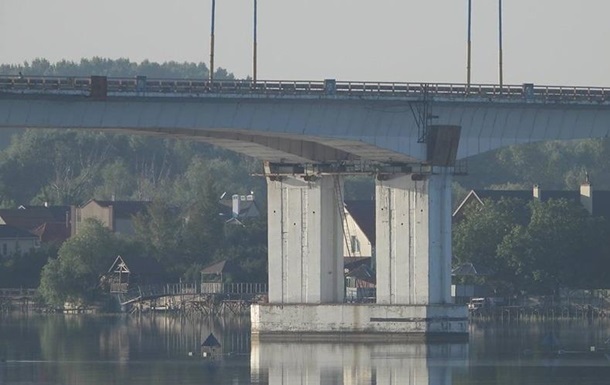 Дыры на Антоновском мосту оккупанты заделывают плитами - облсовет