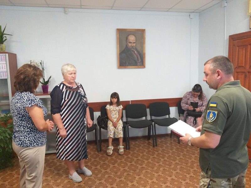Нагороду загиблого воїна передали матері захисника Ганні Галич
