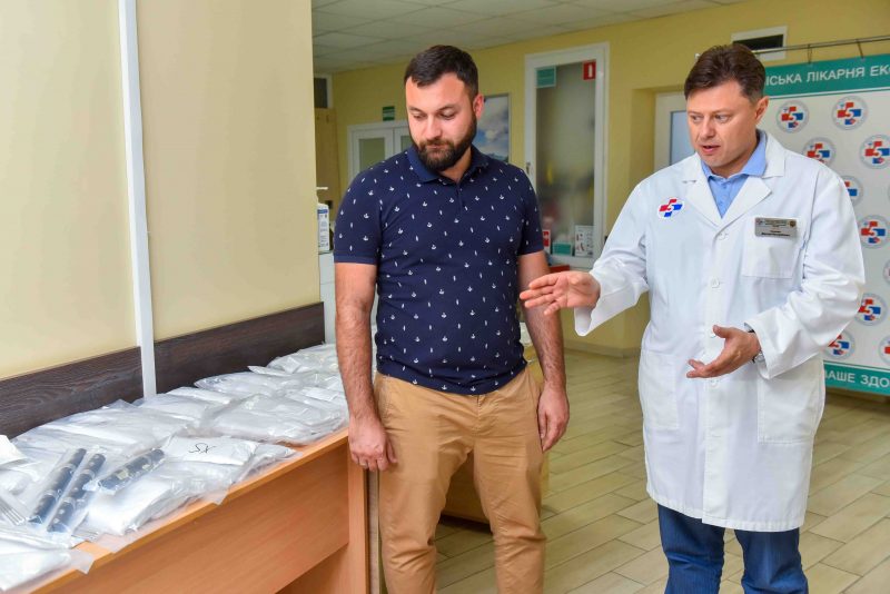 Благодійний фонд Вадима Новинського передав лікарні 95 апаратів зовнішньої фіксації на суму 15 млн грн