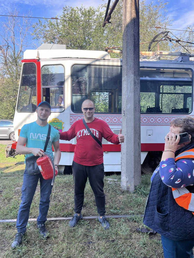 У Запоріжжі два хлопця допомогли загасити палаючий трамвай
