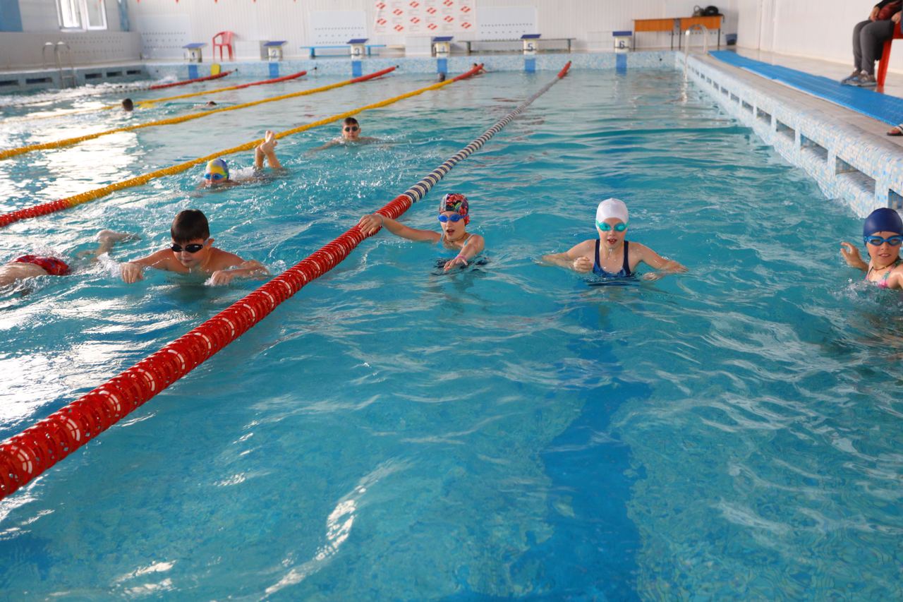 У Запоріжжі Метінвест підтримав реабілітаційну програму з плавання для дітей переселенців