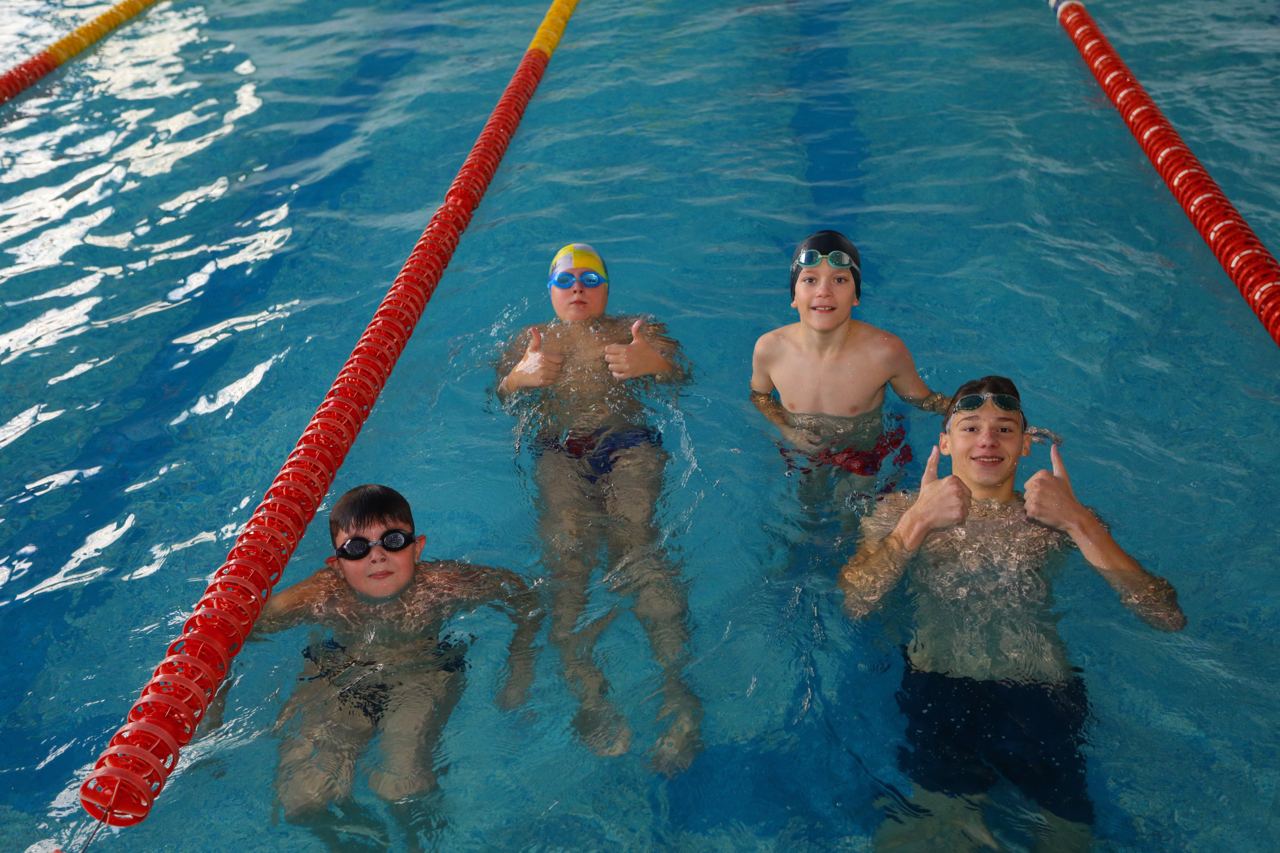 У Запоріжжі Метінвест підтримав реабілітаційну програму з плавання для дітей переселенців