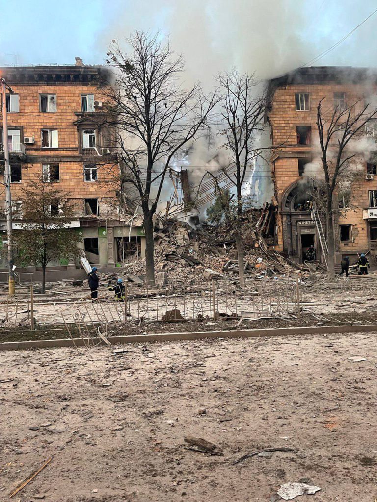 Росіяни вдарили ракетами по багатоповерхівках у центрі Запоріжжя
