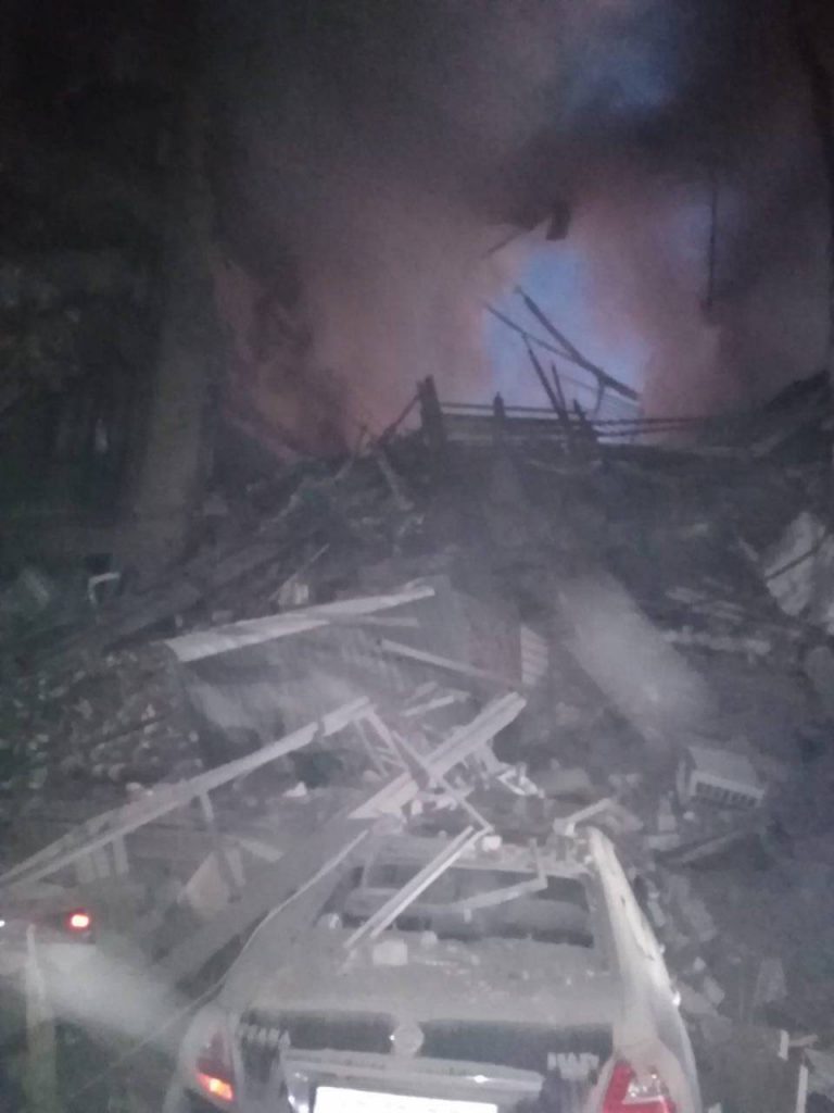 Росіяни вдарили ракетами по багатоповерхівках у центрі Запоріжжя