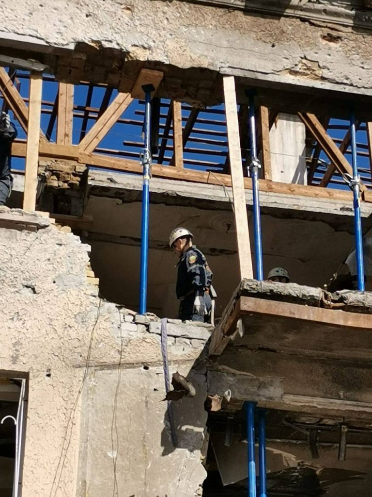 У Запоріжжі відновлюють житлові будинки, що постраждали від ракетних ударів - фото