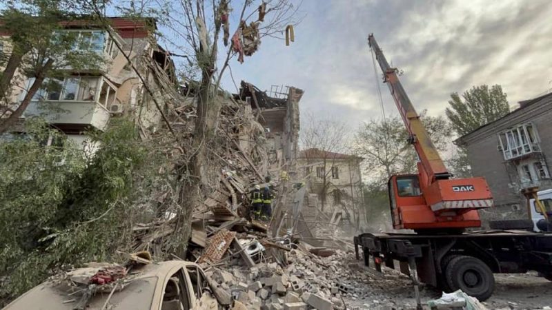 Рятувальники ліквідують наслідки ворожої атаки на центр Запоріжжя