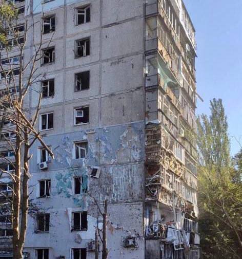 Росіяни вдарили ракетами по житловому сектору Запоріжжя - фото
