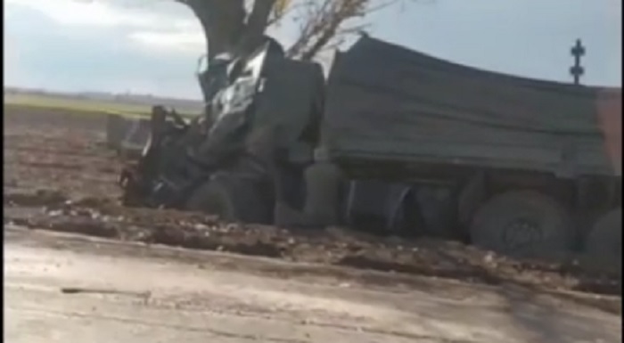 «Самоліквідація»: на Запоріжжі зняли розбиті вантажівки окупантів поблизу траси