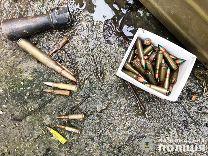 на пологівщині в мешканця прифронтової зони поліцейські вилучили вогнепальну зброю та боєприпаси