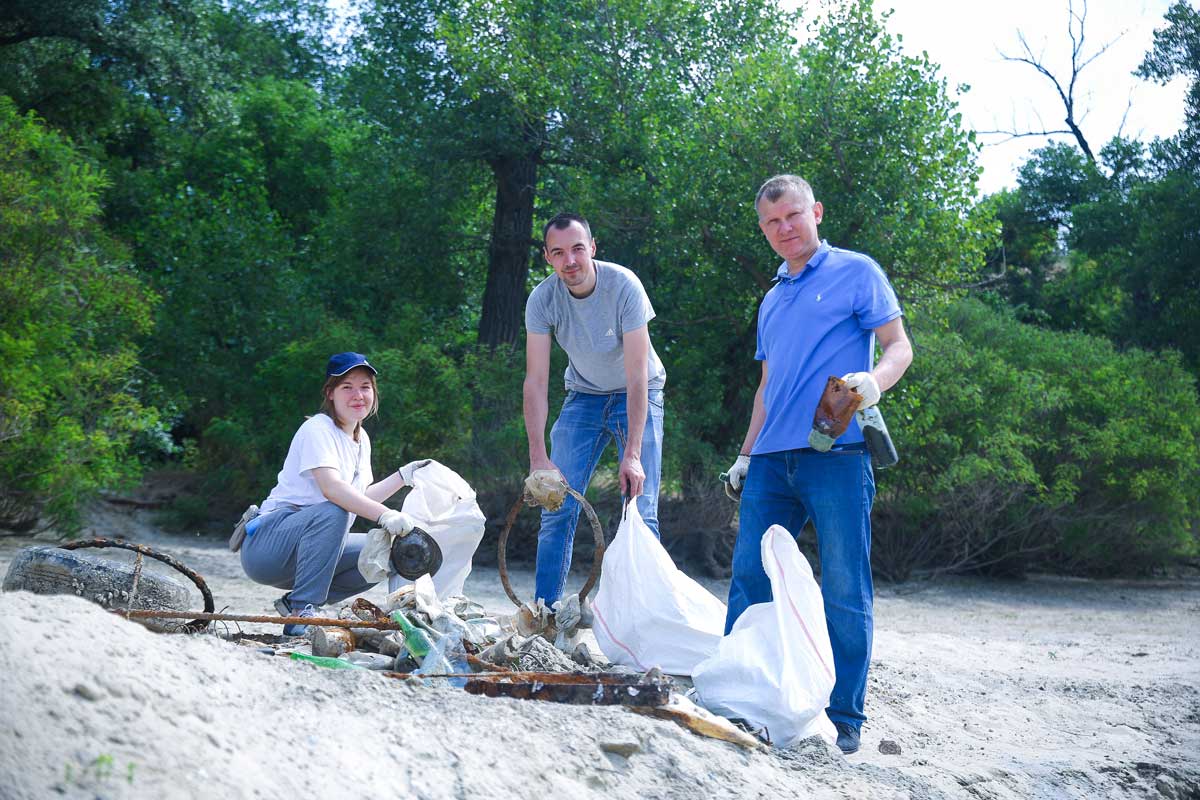 «Запоріжсталь» провів екологічну акцію «Врятуємо Дніпро разом!» з очистки берегової лінії Дніпра