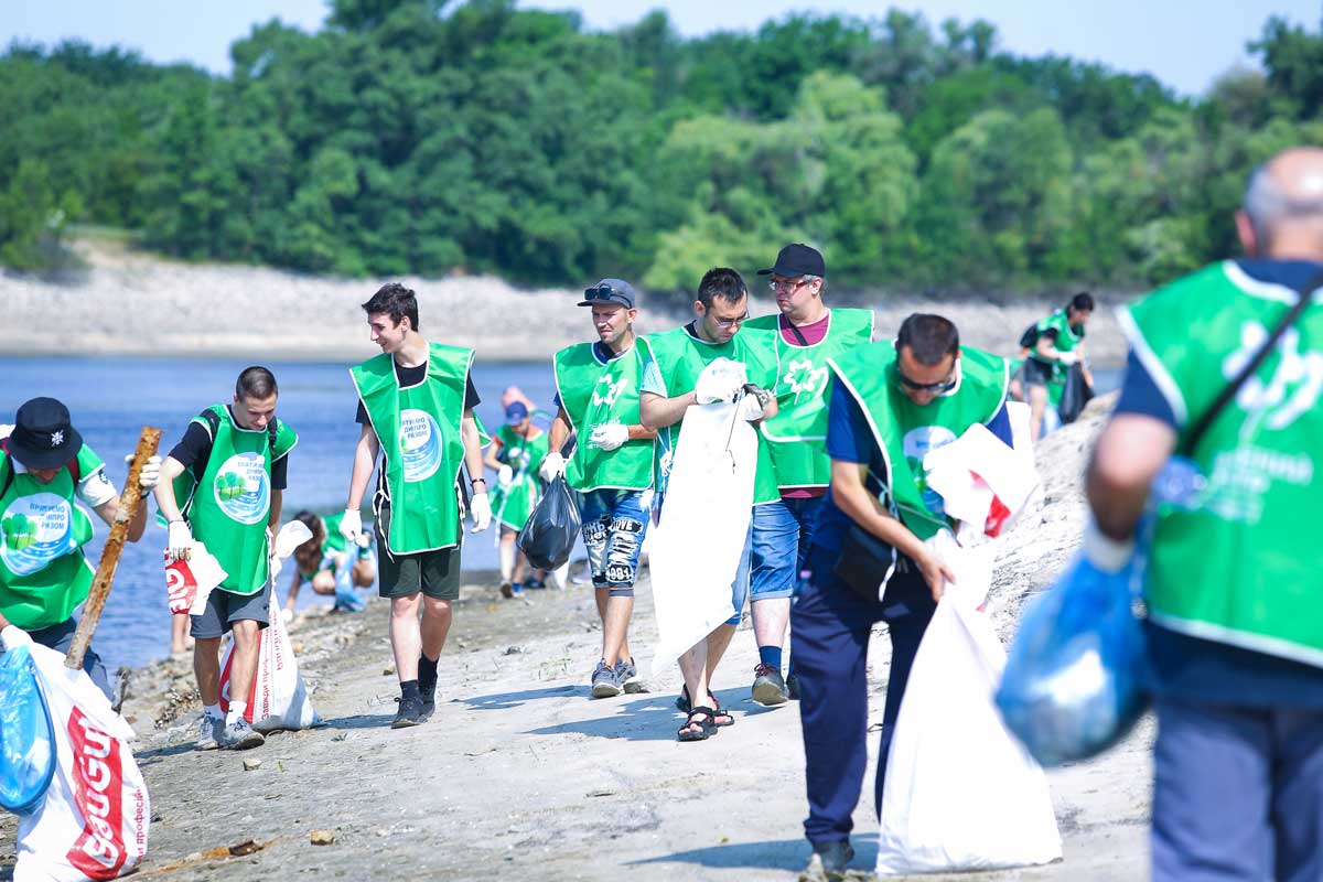 «Запоріжсталь» провів екологічну акцію «Врятуємо Дніпро разом!» з очистки берегової лінії Дніпра