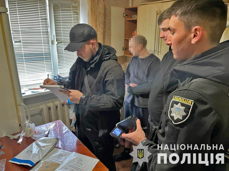 запорізькі поліцейські викрили організовану групу шахраїв, які ошукали людей на суму понад 100 тисяч гривень