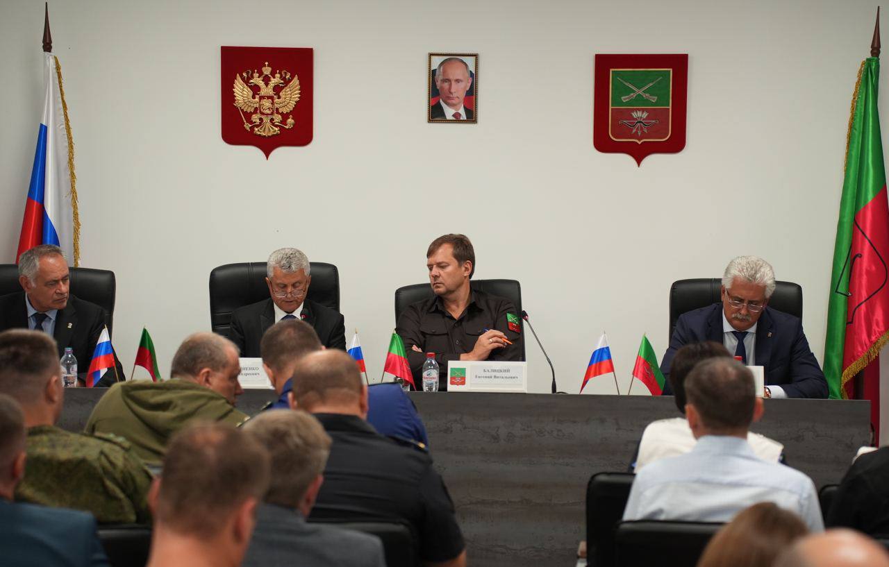 Андрей Ковганко крайний справа в президиуме