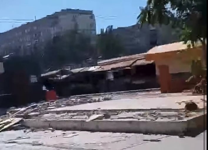 Разрушенный рынок в центре город и маршрутки с Zетками 00