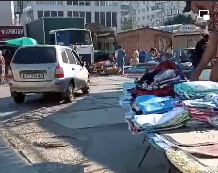 Разрушенный рынок в центре город и маршрутки с Zетками 