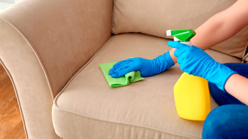 Як правильно очистити м'які меблі?