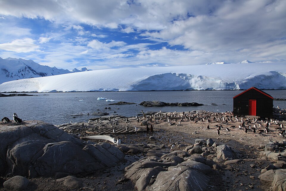 https://sky.zp.ua/wp-content/uploads/2026/10/960px-port_lockroy2c_antarctica.jpg