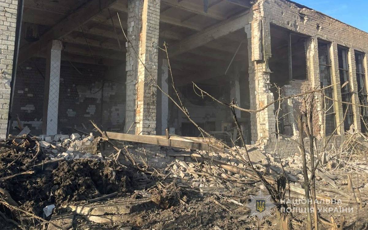 Наслідки ворожого обстрілу житлового будинку в Запорізькій області — фото поліції