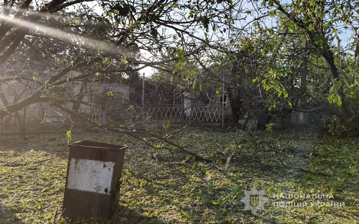 Наслідки ворожого обстрілу житлового будинку в Запорізькій області — фото поліції