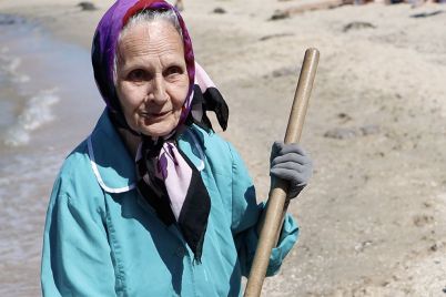 75-letnyaya-pensionerka-iz-berdyanska-ezhednevno-besplatno-chistit-bereg-ot-meduz-i-musora-foto.jpg