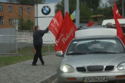 avtoprobeg-s-krasnymi-flagami-v-zaporozhe-polk-pobedy-ustroil-provokaczii-na-allee-slavy-fotoreportazh.jpg