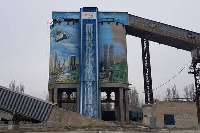 borba-s-serostyu-na-territorii-karera-pod-zaporozhem-zakanchivayut-risovat-ogromnyj-mural.jpg