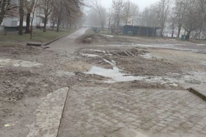 chast-trotuarov-v-spalnom-rajone-zaporozhya-ostalas-bez-asfalta-lyudi-utopayut-v-gryazi.jpg