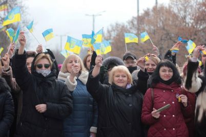 den-edineniya-v-zaporozhe-narisovali-kartu-ukrainy-razvernuli-flagi-i-speli-gimn-foto-video.jpg