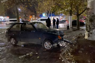 dva-avto-vyleteli-na-trotuar-v-zaporozhskoj-oblasti-proizoshlo-dtp-foto.jpg