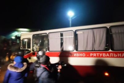 evakuacziya-ukrainczev-iz-uhanya-avtobusy-pribyli-v-novye-sanzhary.jpg