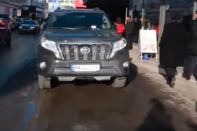geroj-davosa-chlen-ukrainskoj-delegaczii-priparkovalsya-na-trotuare.jpg