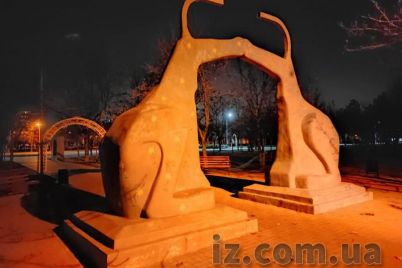kak-vyglyadit-zaporozhskij-park-so-skulpturoj-vlyublennyh-sobak.jpg