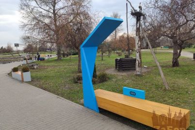 korisna-instalyacziya-u-zaporizkomu-parku-vstanovili-lavochki-z-zaryadnimi-pristroyami.jpg
