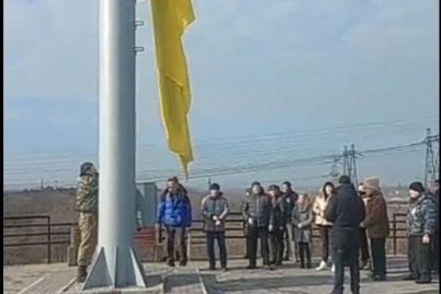 na-holme-edinstva-na-horticze-podnyali-flag-ukrainy.jpg