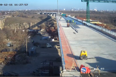 na-novom-zaporozhskom-mostu-prodolzhaetsya-rabota-po-ukladke-asfalta.png
