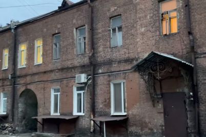 na-odnoj-iz-ulicz-zaporozhya-sohranilsya-starinnyj-dom-s-arkoj-video.jpg