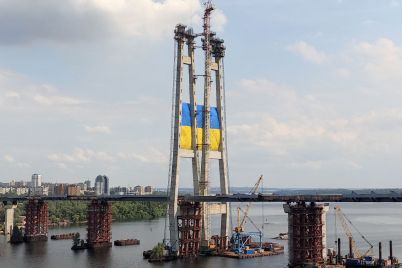 na-pilon-novogo-zaporozhskogo-mosta-podnyali-gigantskij-flag-ukrainy-foto.jpg