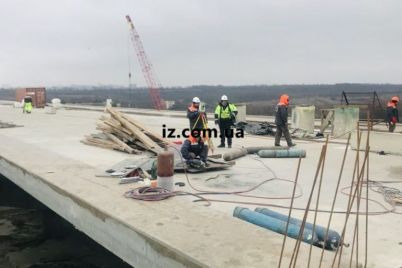 na-poduezdah-k-balochnomu-mostu-v-zaporozhe-zabetonirovany-poslednie-dve-plity-proezda-foto.jpg