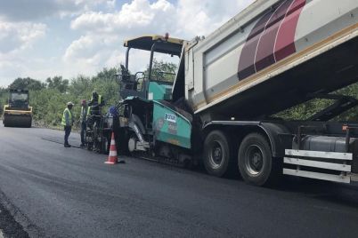 na-trasse-zaporozhe-doneczk-nachali-ukladyvat-asfalt.jpg