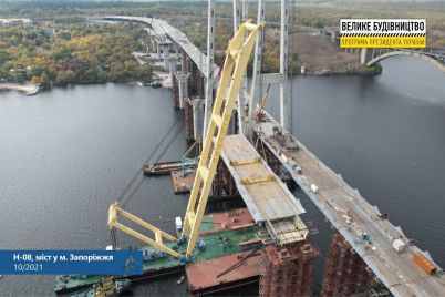 na-vantovom-mostu-v-zaporozhe-ulozhili-500-metrov-neobychnogo-asfalta-kak-eto-vyglyadit-foto.jpg