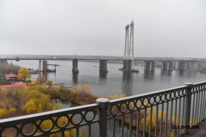 na-zaporozhskom-mostu-cherez-dnepr-uzhe-navesili-dve-pary-vant-foto.jpg