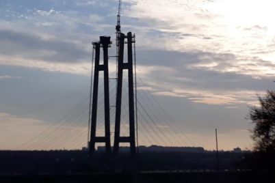 na-zaporozhskom-mostu-ostalos-smontirovat-chut-bolshe-desyatka-vant-foto.jpg