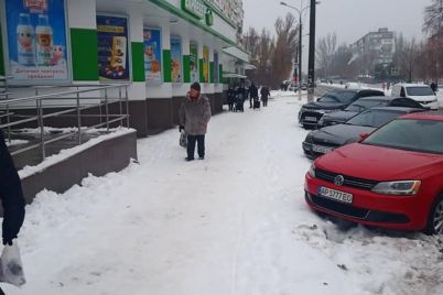 ne-ubral-sneg-v-zaporozhe-sostavili-protokol-na-rukovodstvo-supermarketa-foto.jpg