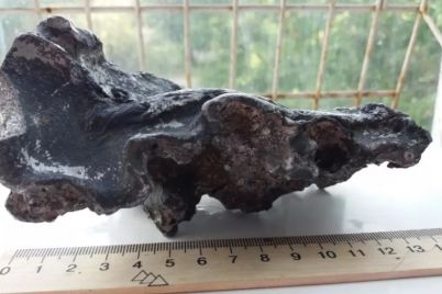 neobychnyj-lot-v-zaporozhe-prodayut-meteorit-za-300-tysyach-1.jpg