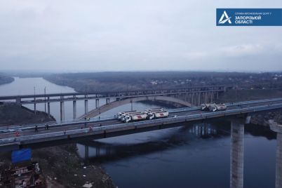 novyj-most-v-zaporozhe-pered-otkrytiem-proverili-na-prochnost-18-gruzovikov-foto-video.jpg