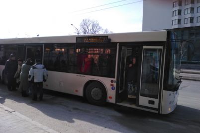 ocherednoj-transportnyj-kollaps-v-zaporozhe-gorozhane-ne-mogut-dozhdatsya-municzipalnogo-transporta-foto.jpg