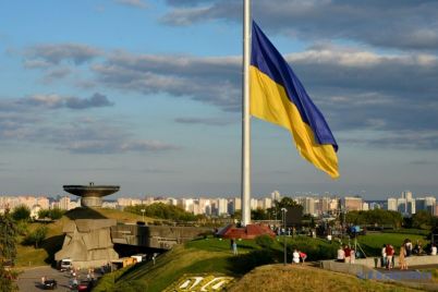 ot-samogo-bolshogo-do-samogo-dlinnogo-kak-v-zaporozhe-i-gorodah-ukrainy-podnimali-flagi-foto.jpg
